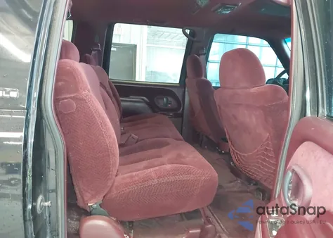 1998 GMC Suburban 2500 Sl z USA, uszkodzony, nr VIN 1GKGK26J3WJ726589